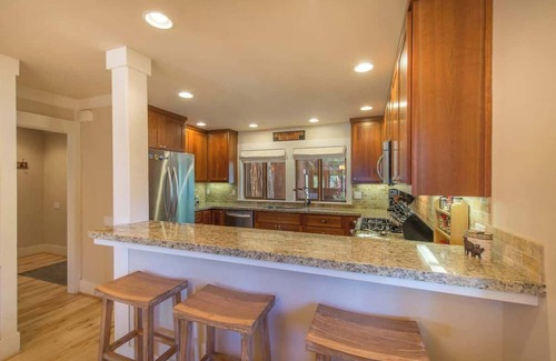Tahoe Sierra Estates Casa | 6-8 Miles to Palisades|Alpine|Homewood|Walk to TC