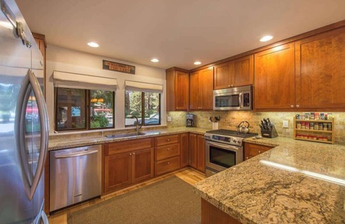 Tahoe Sierra Estates Casa | 6-8 Miles to Palisades|Alpine|Homewood|Walk to TC