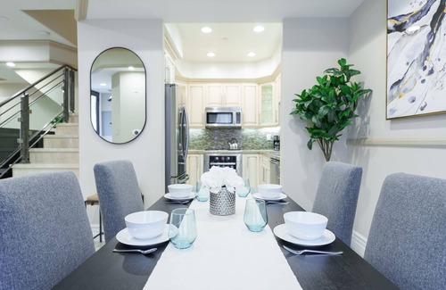 Rossmoyne Casa | Chic Townhouse in Glendale