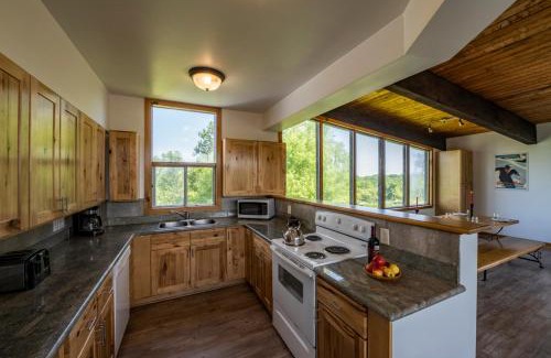 The Blue Mountains Chalet De Esquí | 6 bdrm Blue Mountain Cottage, Private Beach Access, Hot Tub, Sauna, Table Tennis, BBQ, Petfriendly