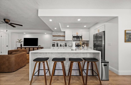 Sandy Casa | 6 Bdrm Close to Mtns+Resorts, Hot Tub, Heated Deck, Fire Pit + 85in TV