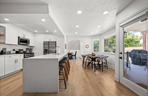 Sandy Casa | 6 Bdrm Close to Mtns+Resorts, Hot Tub, Heated Deck, Fire Pit + 85in TV