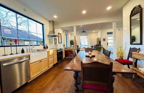 Springfield Casa | 6 Bed, 3 Bath! Right by MSU, Downtown SGF!