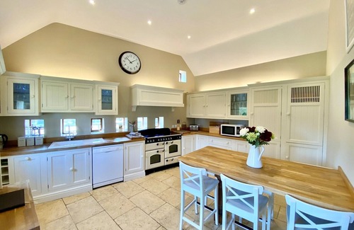 Eastleach Casa | 6 Bed, 4 Bath, Cottage in the Cotswolds with Wood Fired Hot Tub. Sleeps 11-14