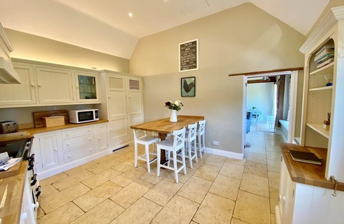 Eastleach Casa | 6 Bed, 4 Bath, Cottage in the Cotswolds with Wood Fired Hot Tub. Sleeps 11-14