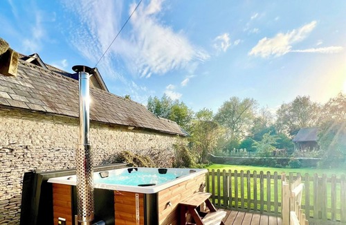 Eastleach Casa | 6 Bed, 4 Bath, Cottage in the Cotswolds with Wood Fired Hot Tub. Sleeps 11-14