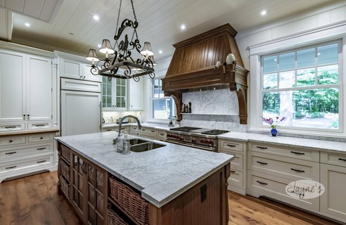 Muskoka Lakes Cabaña | 6 bed, 8 bath Beautiful Lake Joe Compound! Sunsets, Boathouse, Sauna & Gym!