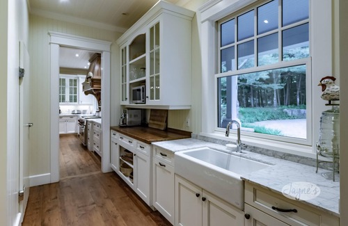 Muskoka Lakes Cabaña | 6 bed, 8 bath Beautiful Lake Joe Compound! Sunsets, Boathouse, Sauna & Gym!