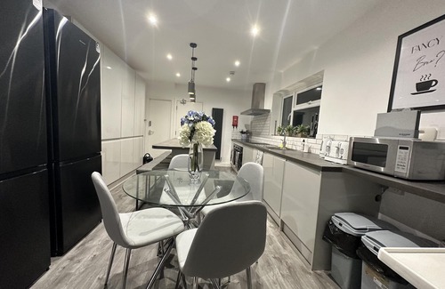 Nottingham Casa | 6 Bedroom 5 Shower rm House in Central Nottingham