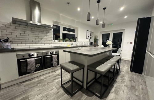 Nottingham Casa | 6 Bedroom 5 Shower rm House in Central Nottingham