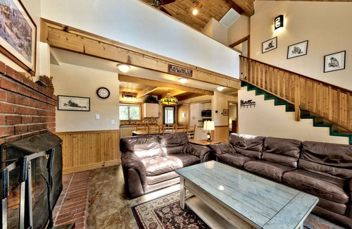 Montgomery Estates Cabina | 6 Bedroom, Game Room, Hot Tub, Near Lake and Trails, EV Charger, 12 guests+Extra Kids