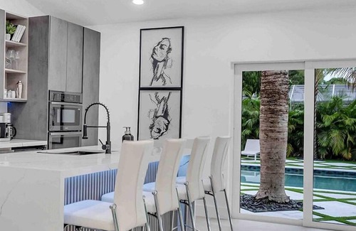 North Miami Villa | 6 Bedroom Miami Getaway Paradise Gated Parking