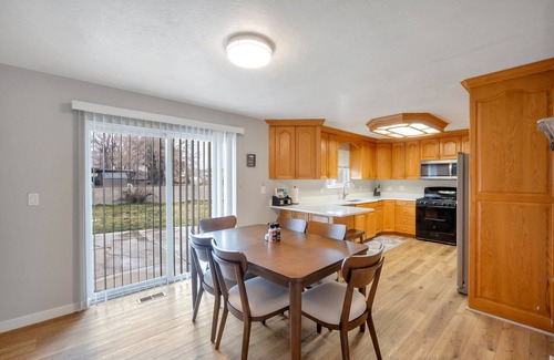 South Jordan Casa | 6 Bedroom Ski / Vacation Home by Town Center, Great for Gathering