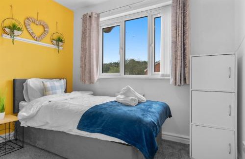 Warrington Casa | 6 Bedrooms, Driveway Parking, Pool Table, Netflix, Huge Long Term Savings
