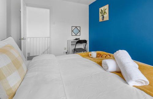 Warrington Casa | 6 Bedrooms, Driveway Parking, Pool Table, Netflix, Huge Long Term Savings