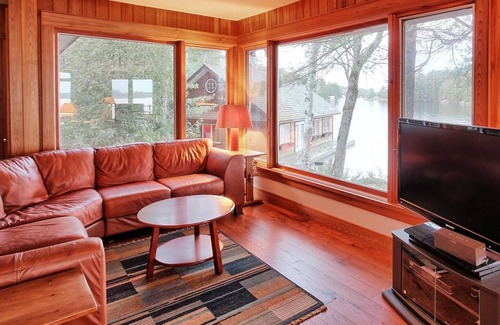 Gravenhurst Cabaña | 6 beds, 6 baths on a Point on Lake Muskoka! Hot tub, 2-slip boathouse!