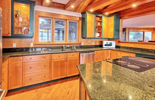 Gravenhurst Cabaña | 6 beds, 6 baths on a Point on Lake Muskoka! Hot tub, 2-slip boathouse!