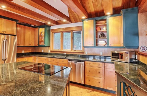 Gravenhurst Cabaña | 6 beds, 6 baths on a Point on Lake Muskoka! Hot tub, 2-slip boathouse!