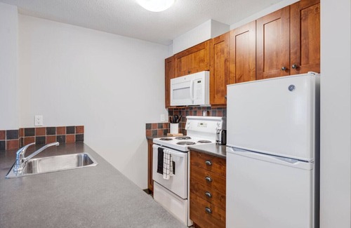 East Kootenay Apartamento | 6-Br / 6 Ba | TRUE Ski In/Ski Out | Pool & Hot Tub