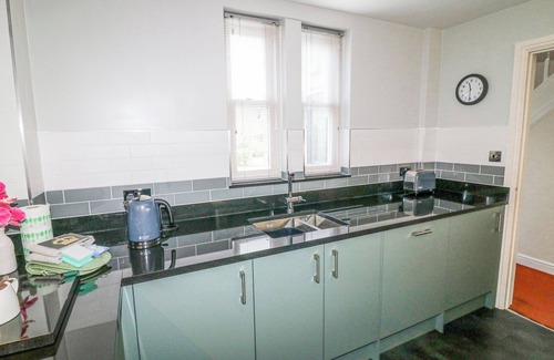 Bamford Cabaña | 6 FIDLERS CLOSE, with open fire in Bamford