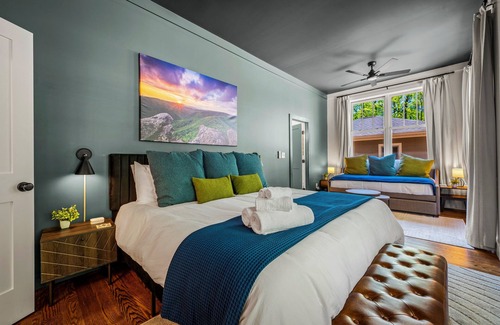 Fletcher Cabina | 6 King Bedrms! Heated Pool. 2 Hot Tubs. Game Room. 3 Fire Pits. Sleeps 22!