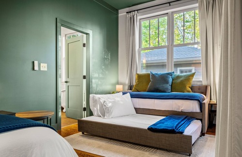 Fletcher Cabina | 6 King Bedrms! Heated Pool. 2 Hot Tubs. Game Room. 3 Fire Pits. Sleeps 22!