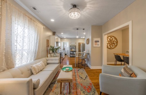 Columbus Park Casa | 6 KING Beds + Walk to Streetcar + Balcony