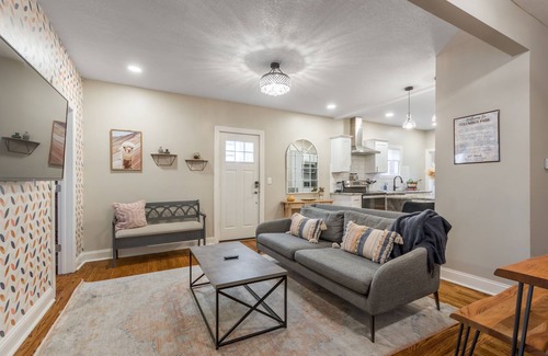 Columbus Park Casa | 6 KING Beds + Walk to Streetcar + Balcony