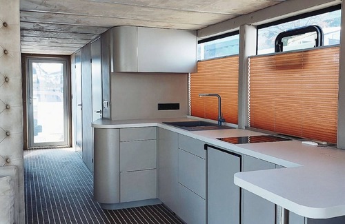 Toplitz Alquiler De Eote | 6 Luxus Hausboot mit Außen-jacuzzi, Sportboot und Terrasse. Haustierfreundlich!