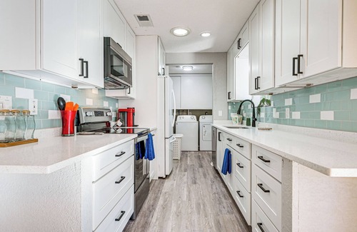 Palm Harbor Casa | 6 Mi to Sponge Docks: Lake Tarpon Getaway w/ Dock!