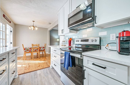 Palm Harbor Casa | 6 Mi to Sponge Docks: Lake Tarpon Getaway w/ Dock!