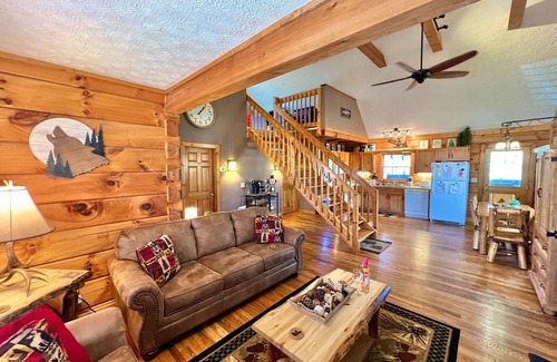 Gatlinburg - Pigeon Forge Cabina | 6 miles from Dollywood🎢 HotTub cozy/wooded setting couples/family friendly!