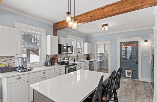 Williamstown Casa | 6 Min to Ark! Accommodates 17!