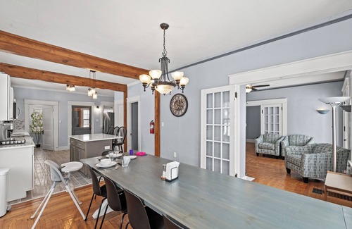 Williamstown Casa | 6 Min to Ark! Accommodates 17!