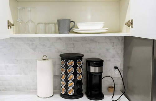 East Windsor Apartamento | 6 Minutes to the Casino! Private Clean Suite Getaway | Work & Relax in Style