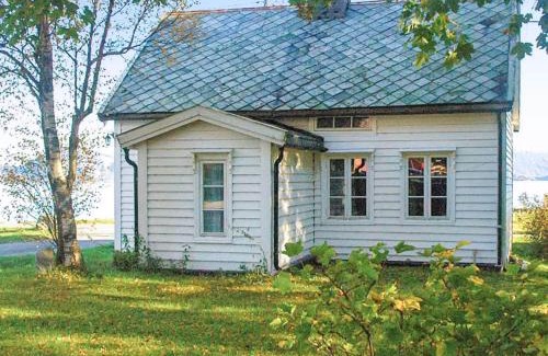 Haram Casa | 6 person holiday home in Fjørtoft