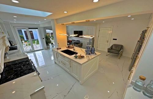 Beylikduzu Villa | Villa de 6 habitaciones con piscina privada y jardín
