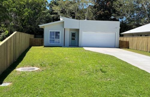 Rainbow Beach Casa | 6 Yeri Drive - Rainbow Shores. Aircon. Pets Welcome. Walk to beach