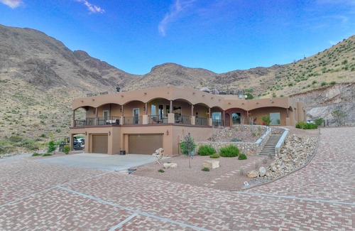 Mesilla Park Casa | 60-acre custom home with breathtaking views of city of Las Cruces & Organs!