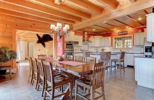 Bartlett Casa | 6000 ft² Log Home With Amazing Views ~ 3 Miles To Storyland. No parties/events.
