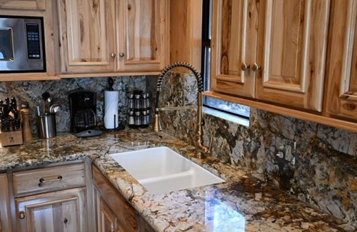 North Wawona Cabina | (66) Grizzly Giant (3 Bedrooms Only) at The Redwoods In Yosemite