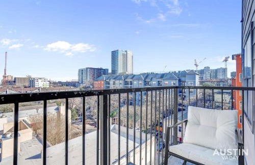 West Campus Apartamento | 6BR 4BA West Campus Group Stay Walk to UT, SXSW and Downtown by Austin Vacay