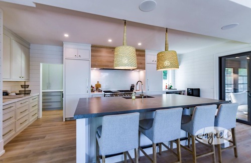 Bracebridge Cabaña | 7 bdrm, 5 bath Luxury Cottage, Boathouse, Lake Muskoka, All day sun! Sunsets!