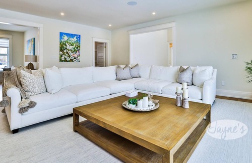 Louth Cabaña | 7 bed 7 bath, Lakehouse on Lake Ontario! Pool, Hot tub, 5 acres!