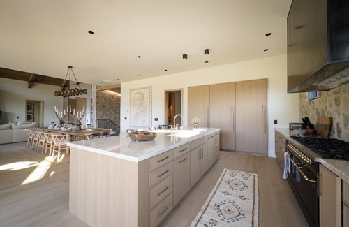 Big Sky Chalet De Esquí | 7-bedroom chalet with golf simulator, steam room, and hot tub