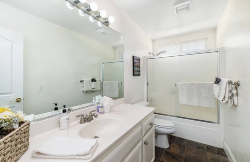 Ramona Otro | 7-Bedroom Family Farm Retreat- Pool, Hot Tub, Game Room, Farm Stand, Chickens