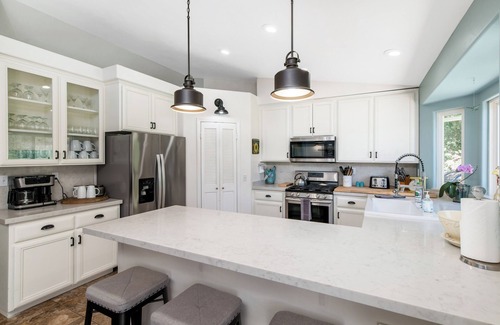 Ramona Otro | 7-Bedroom Family Farm Retreat- Pool, Hot Tub, Game Room, Farm Stand, Chickens