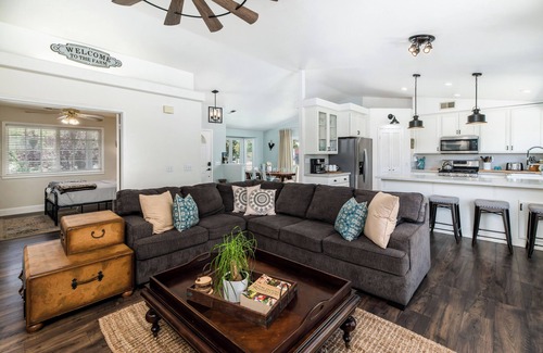 Ramona Otro | 7-Bedroom Family Farm Retreat- Pool, Hot Tub, Game Room, Farm Stand, Chickens