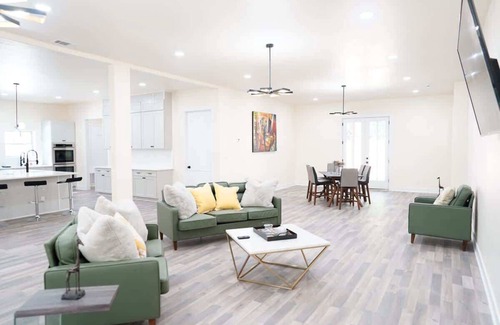 Fayetteville Casa | 7 Bedroom Retreat - Perfect For Large Groups