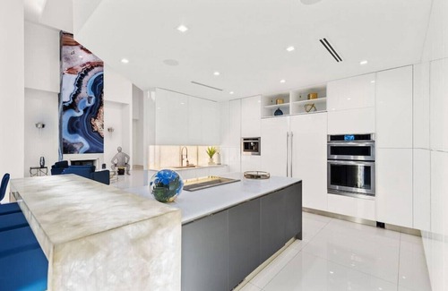 Davie Villa | 7 Bedroom Villa with Basketball Court / Lake, MORE